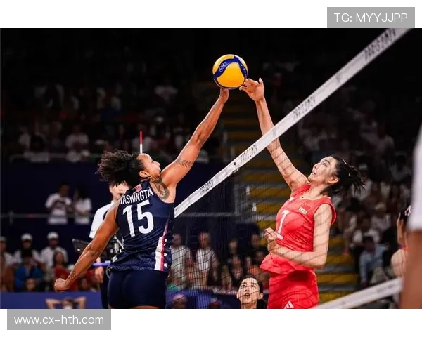 女排副攻三次拦网像盖帽表演