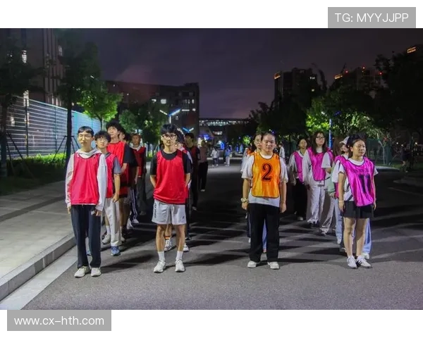 城市夜跑活动吸引大量市民参与，健康氛围蔓延，夜跑人群