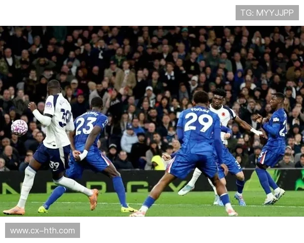 切尔西查洛巴跃起头球压制力强:成为足球场上的“空中霸主” 切尔西查洛巴跃起头球压制力强:成为足球场上的“空中霸主”